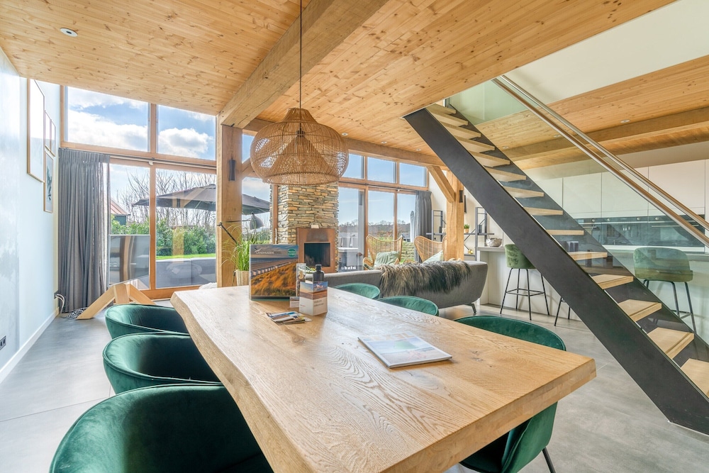 Stylish Overnight Stay With a hot tub and Atmospheric Fireplace