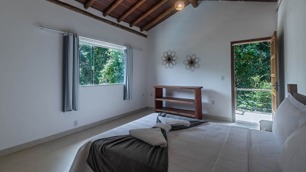 Casa Pet-friendly em Cond com Piscina e 5 Su tes