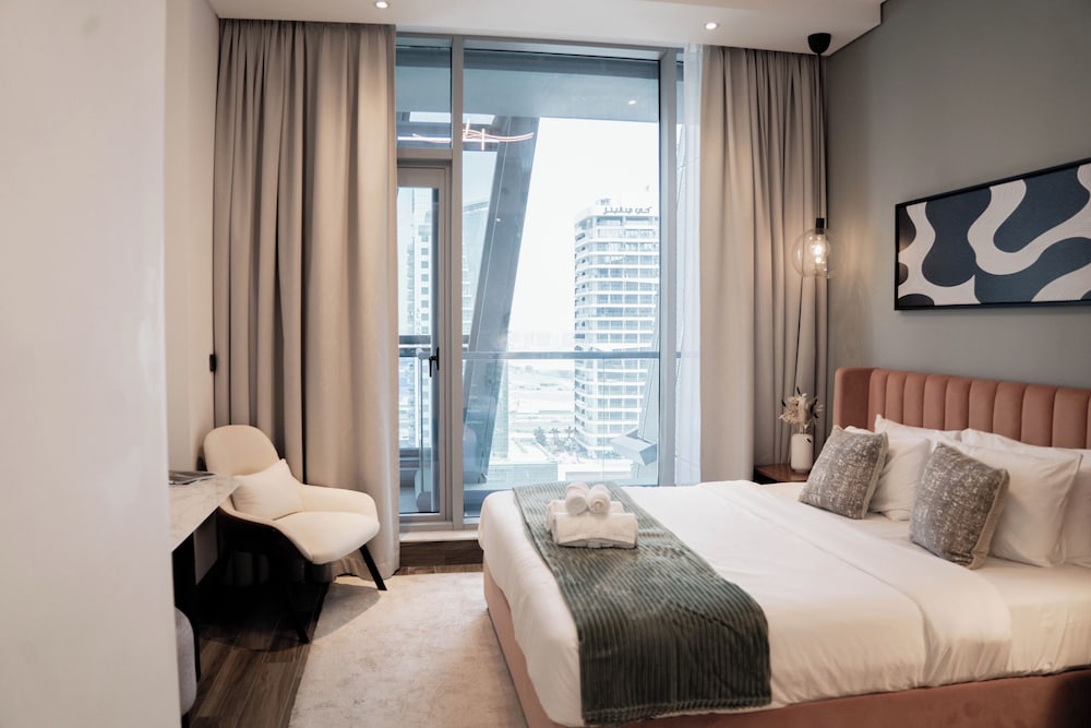 Cozy 1BR With Canal Views Full Amenities