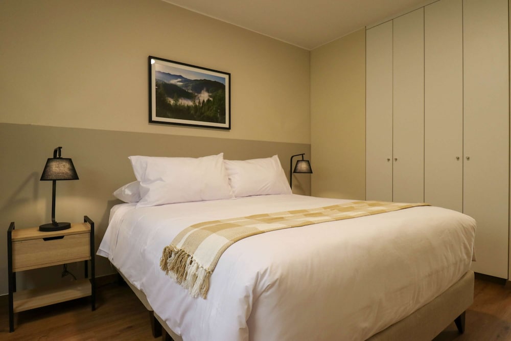w Radiant 2BR w Great Balcony Near Kennedy Park
