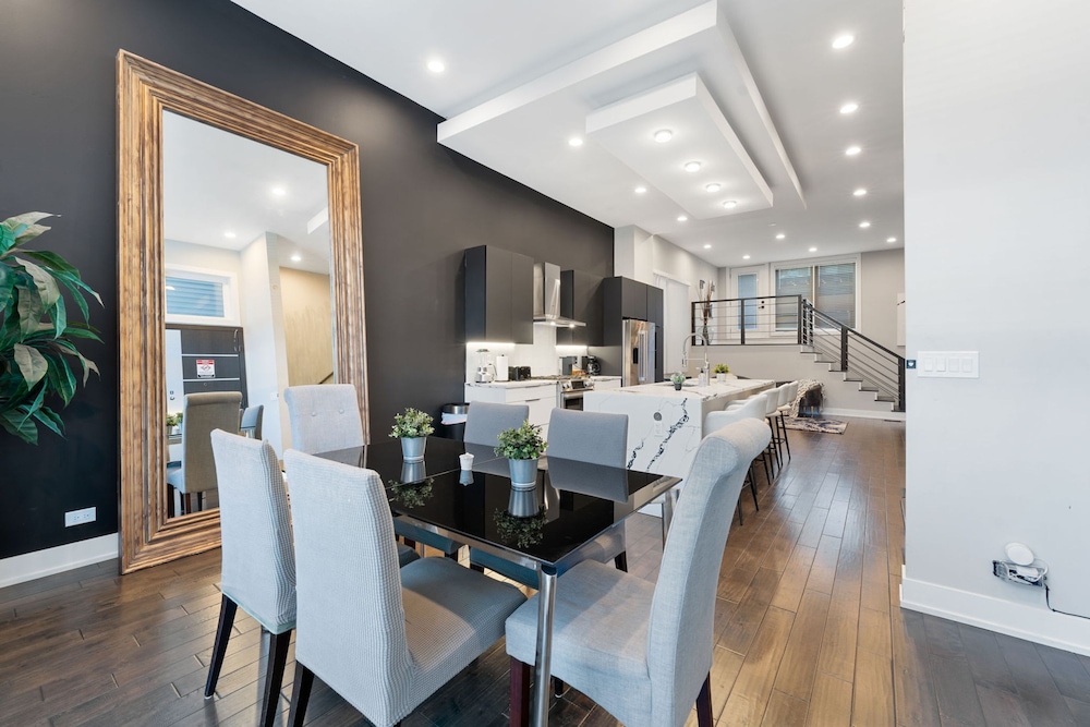 Magnificent NEW Home w 8 Beds Free Parking
