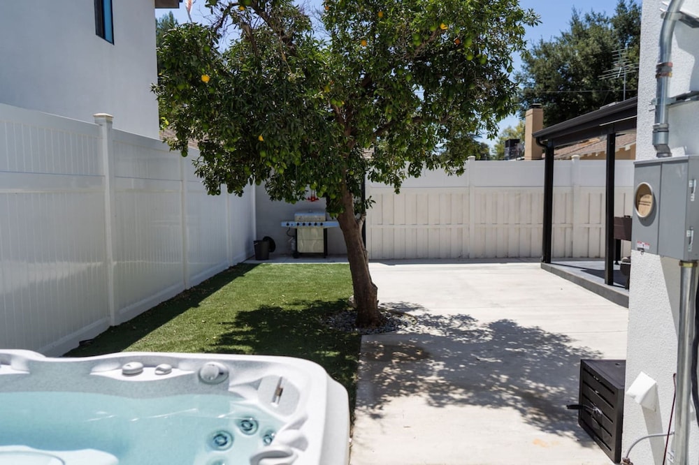 Remodeled 3BR House w Hot Tub Fenced Yard p58