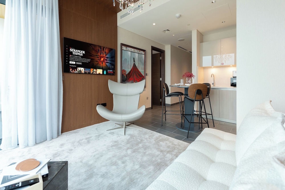 Luxury 1BR High-Floor Retreat