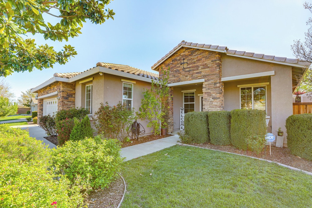 7 Mi to Dtwn: Home w/ Fenced Yard in Roseville!