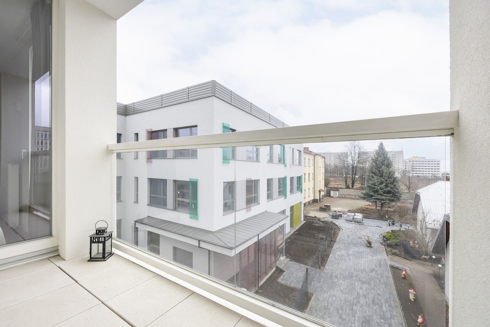 Bobrowiecka Modern Apartment by Renters