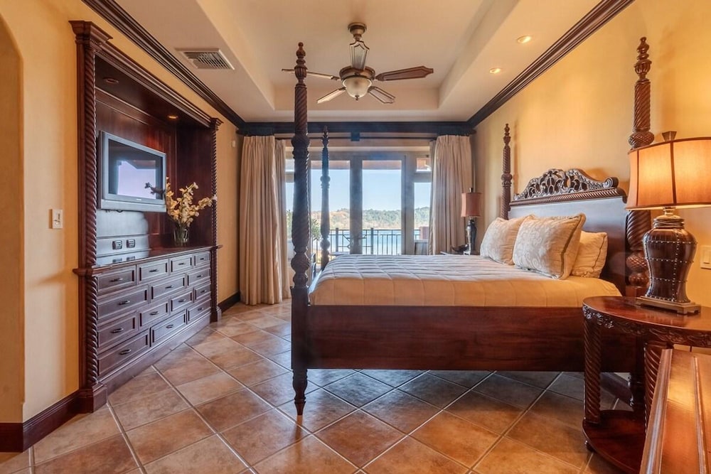 CR Luxury Bella Vista 7A 3 Bdrm