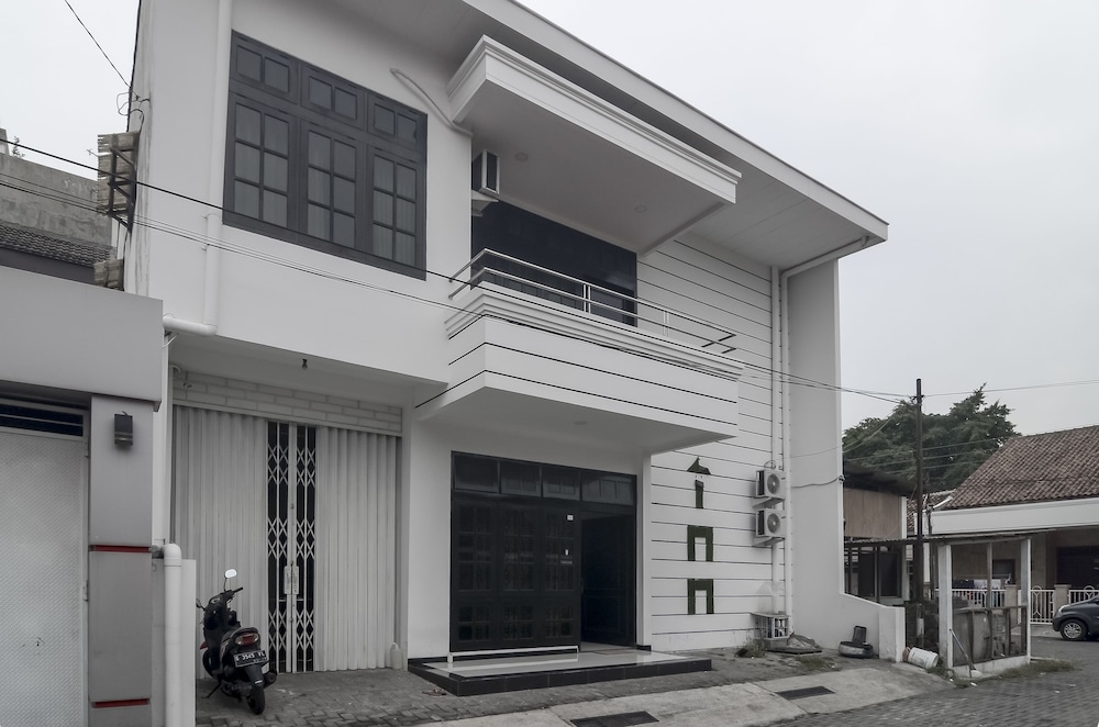 RedDoorz near Poncol Station
