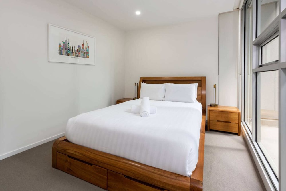 Convenient 2-bedroom Apt in Docklands With Pool