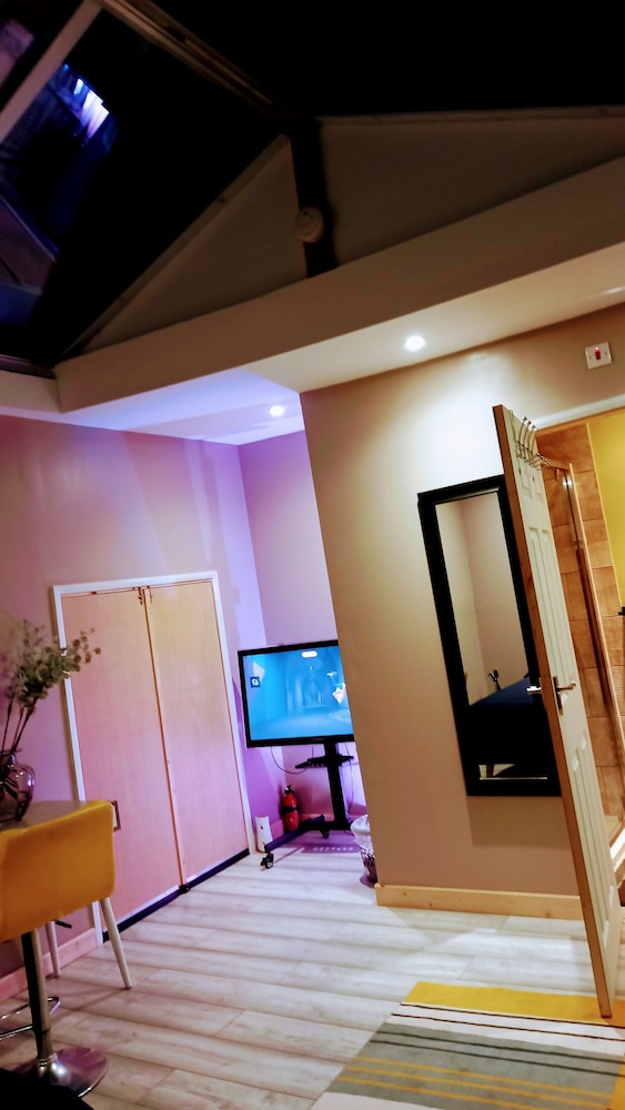 Stunning 1-bed Cabin in Bromley With hot tub view 5