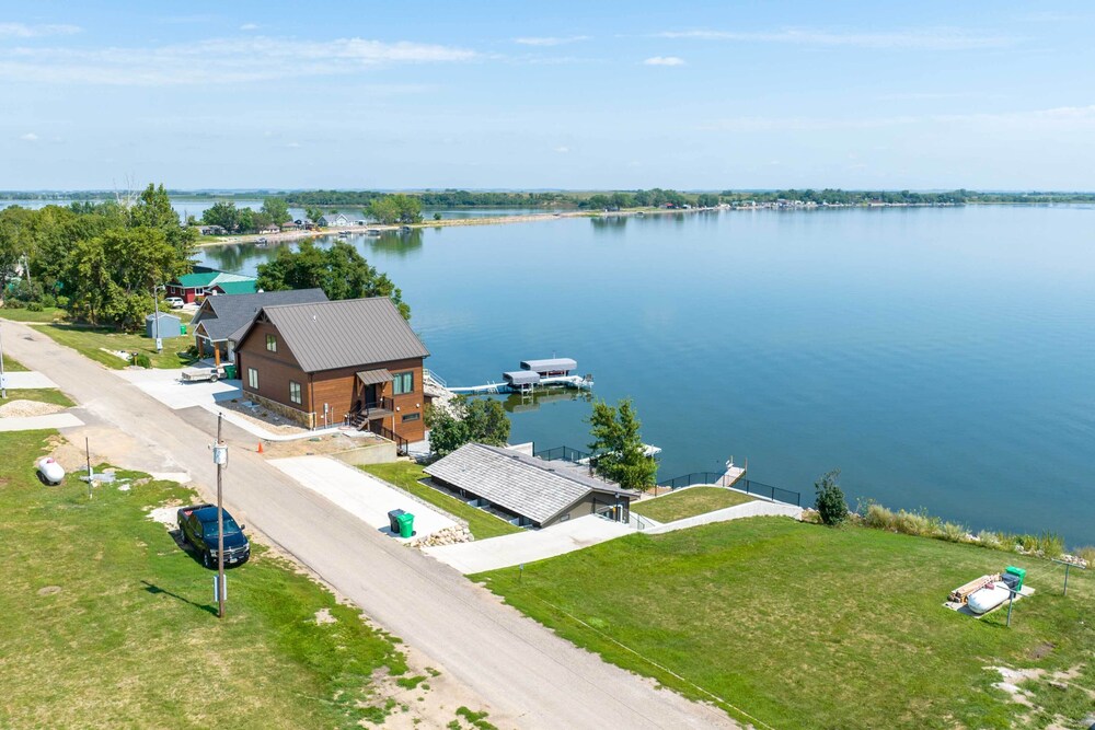 Chic & Cozy Cabin With Private Hot Tub & Beach! view 4