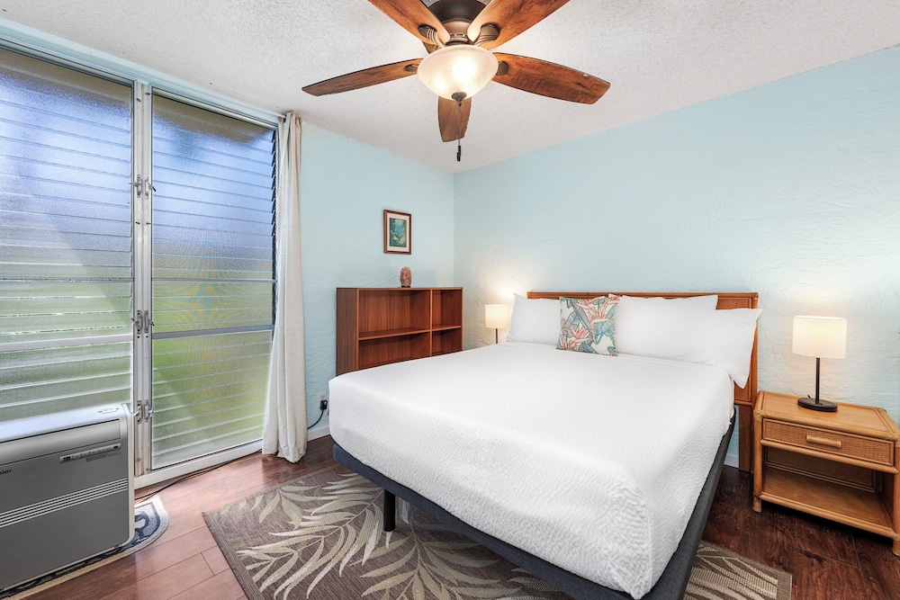 Oceanview Kona Condo - Pool, Lanai, Walk to Town - Vrkcv