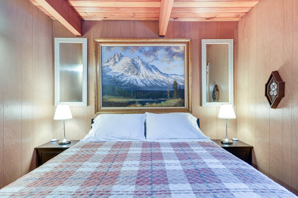 Inviting Mt Hood Cabin w/ Porch: 1 Mi to Skibowl! view 5