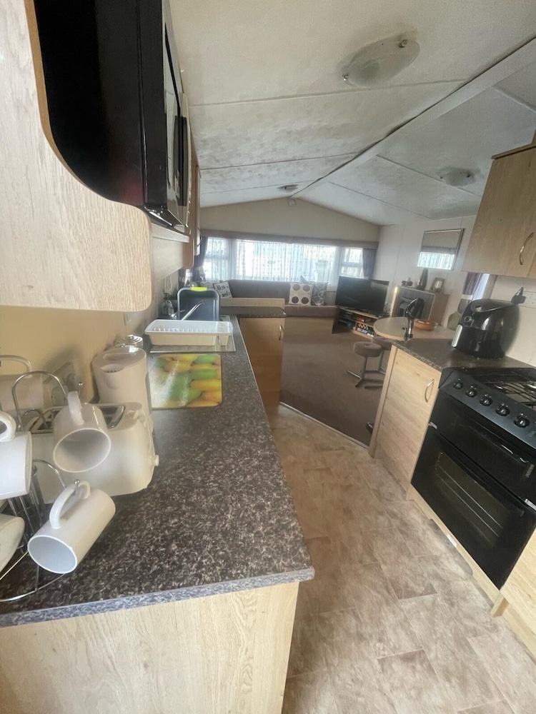 3 Bed Caravan - Sleeps 8 - Pets - Parking - Wifi