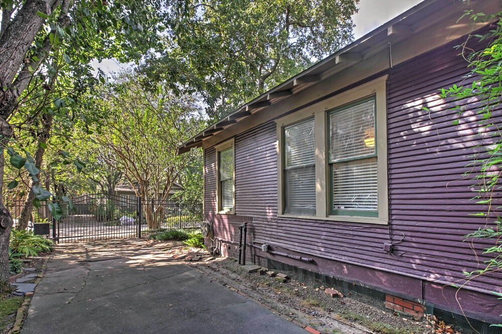 Houston Montrose Home: Walk to Bars & Restaurants! view 2