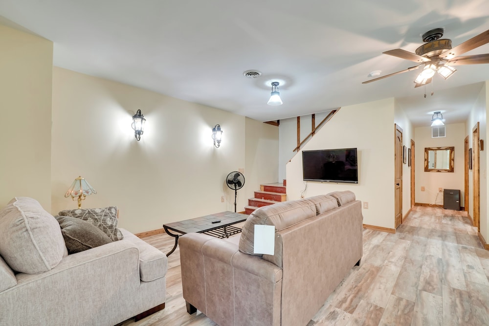 Lake & Mountain Views: Rockwood Cabin on 8 Acres