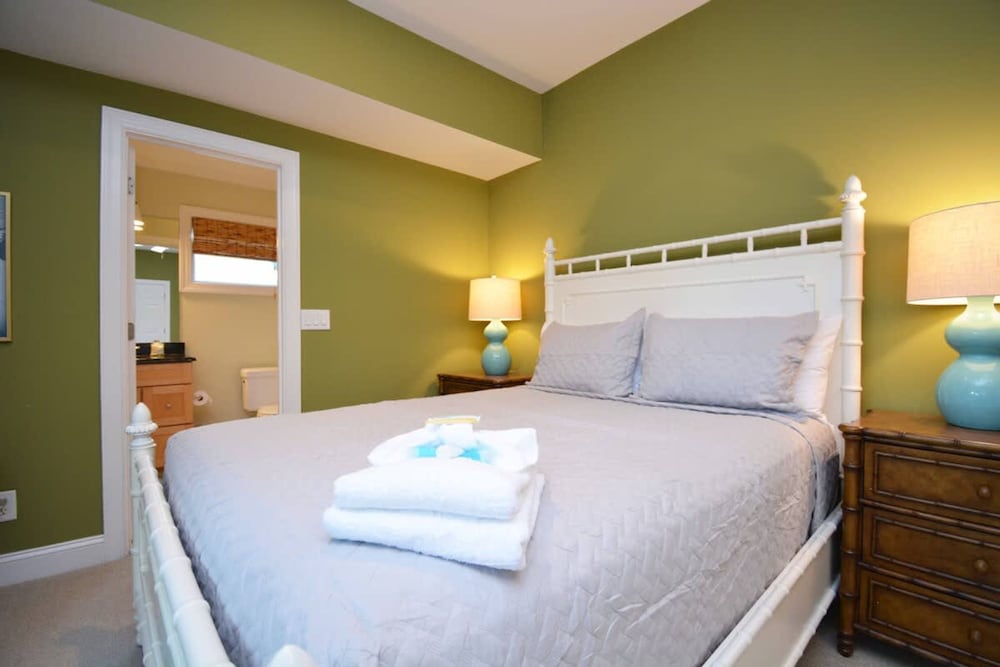 Island Time - Pet Friendly and Minutes From Beach
