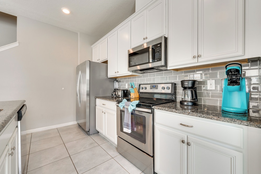 4 Mi to Wdw: Sleek Townhome w/ Community Pool!