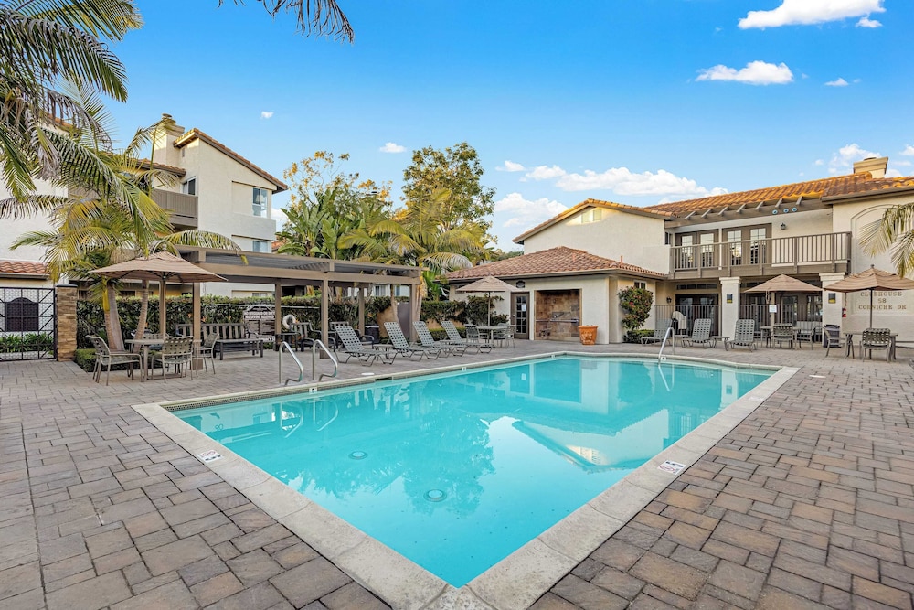Walk to Beach Pool, Hot Tub, Private Patio, Parking Seabreeze Retreat