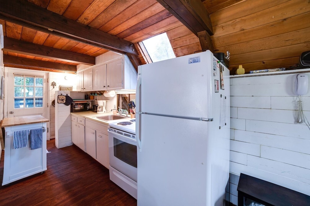 86sl - Rustic - Pets Ok - Bbq - Sleeps 6 3 Bedroom Home by RedAwning