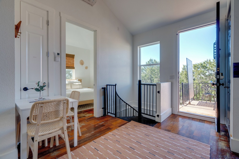 Stylish Apt Near Lake Travis w/ Entertainment