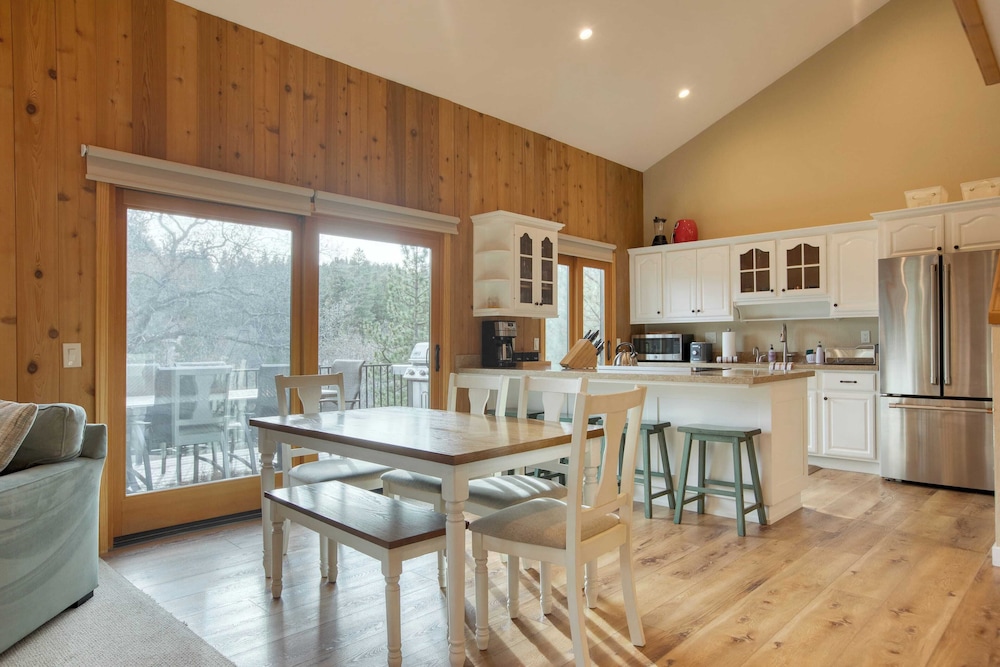 Arrowhead Lakeside Escape by Avantstay 3min Walk to Lake, Private Beach Access