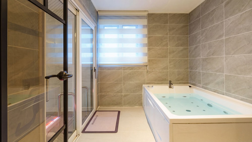 Taean Holy Dog Pool Villa