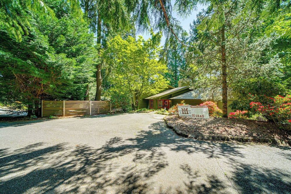 8 Mi to Dtwn Seattle: Pet-friendly Apt w/ Hot Tub