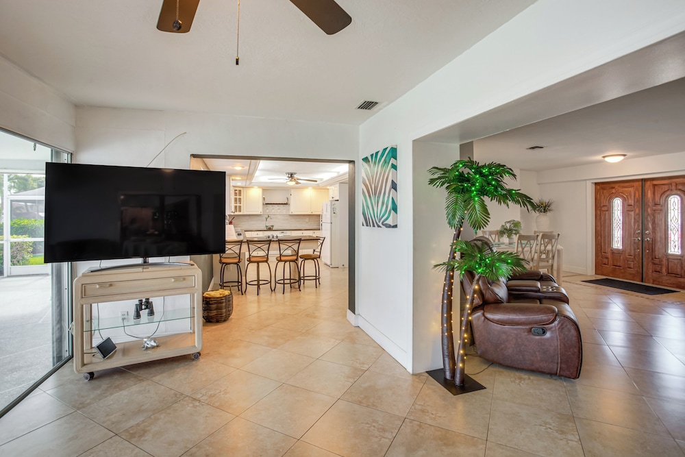 Dock & Outdoor Kitchen: Waterfront Cape Coral Home