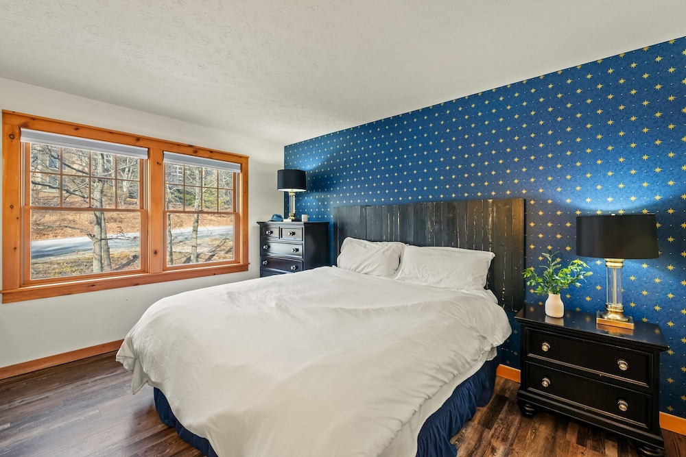 Mountain Escape With Game Room Balcony Stunning Views in the Poconos Christina