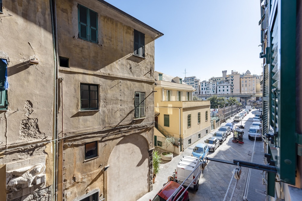 Charming Flat Next to Genoa's Aquarium