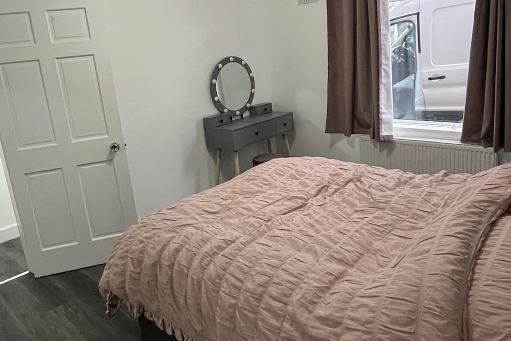 2 Bed Flat - Sleeps 4 - Parking - Wifi