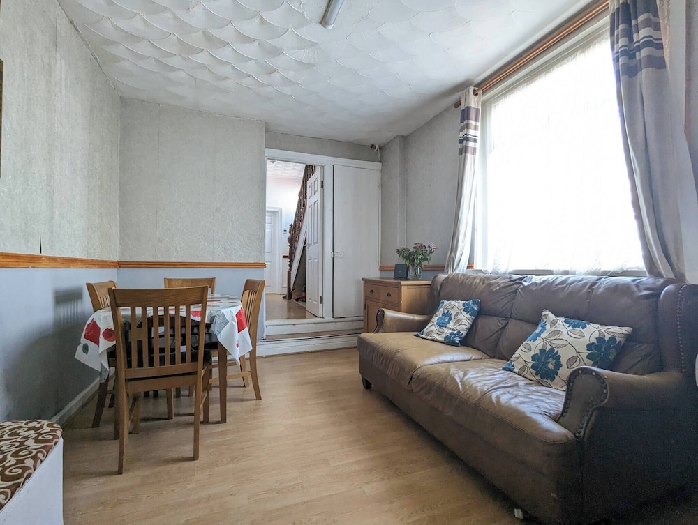 Family-sized Comfort - Walk to Lake & City Centre