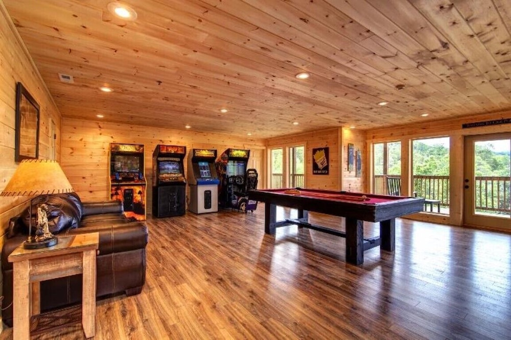 Rocky Top Lodge - 9 Bedrooms, 8 Baths, Sleeps 40 Home by Redawning