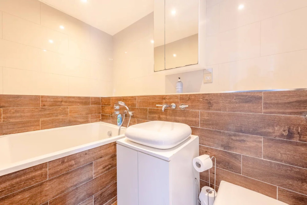 Bright 2BD Flat With Balcony - Tower Hill