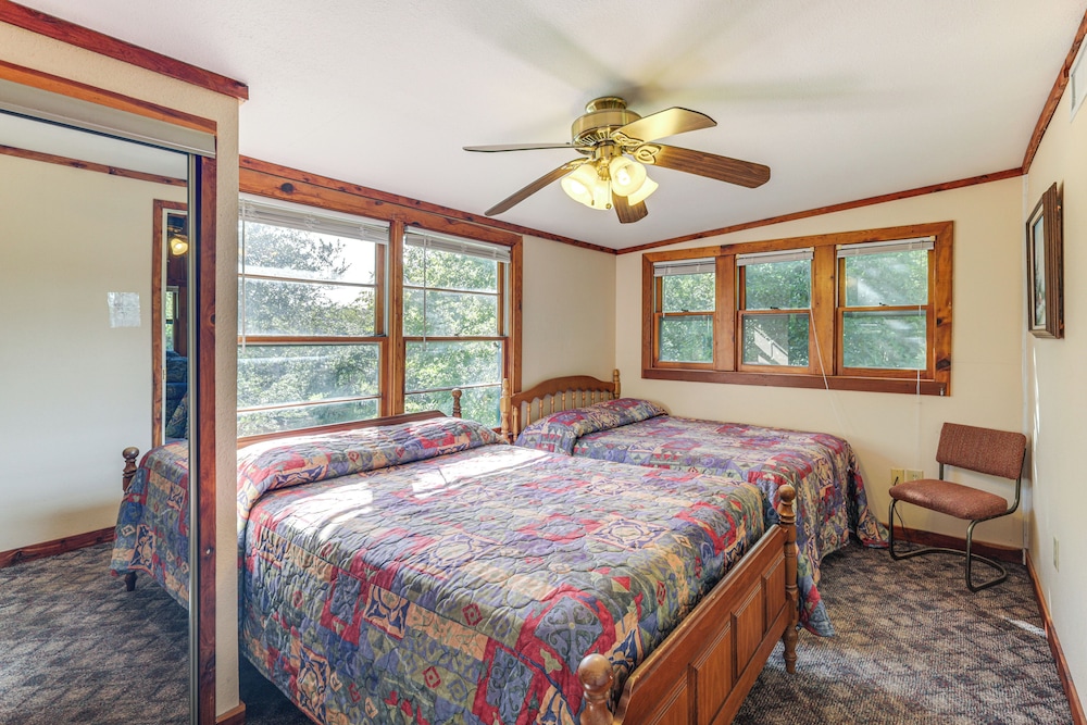 2 Mi to Fishing on Lake Whitney: Cottage w/ Deck