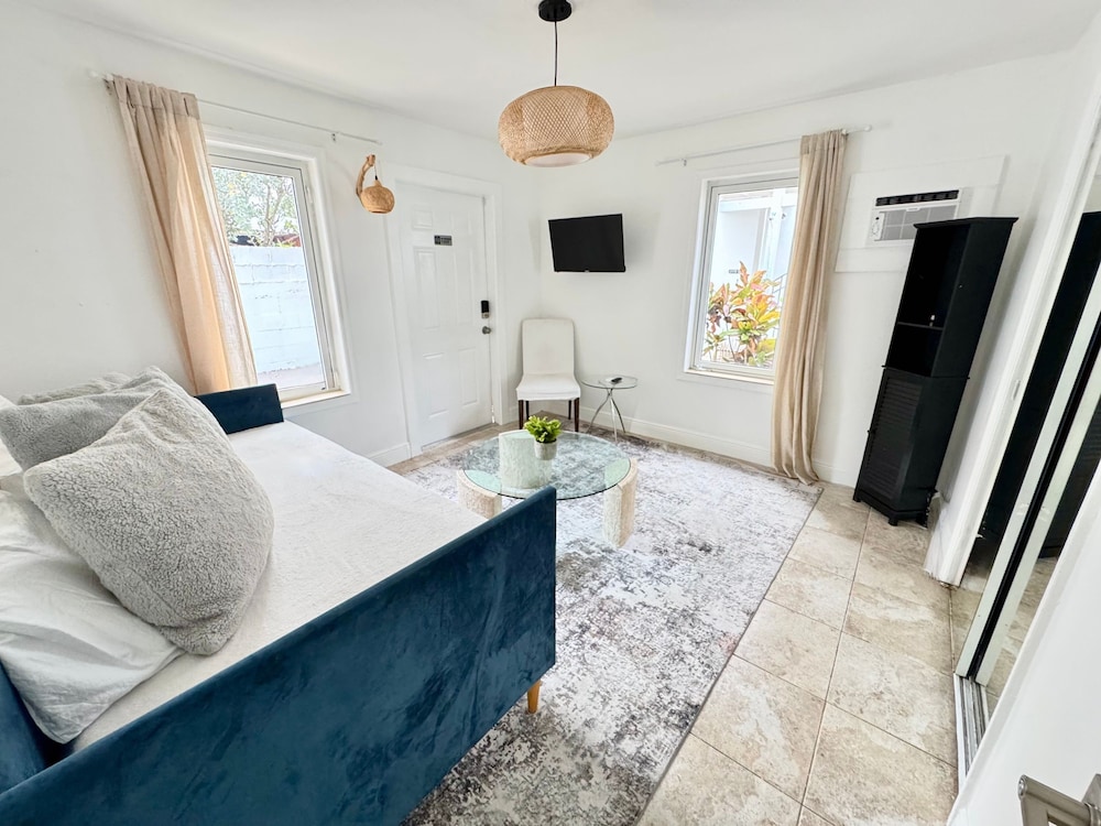 Islands Inn on the Drive - Sunshine 2BD Suite - A0