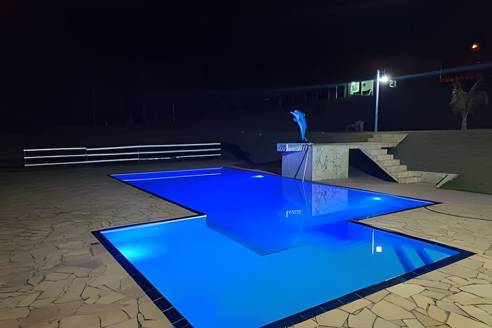 Chácara com 4 Chalés grande piscina