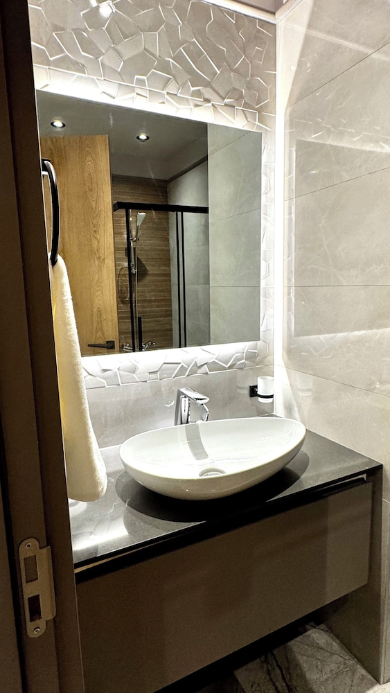 Elite Luxury Suites at Diamond in City