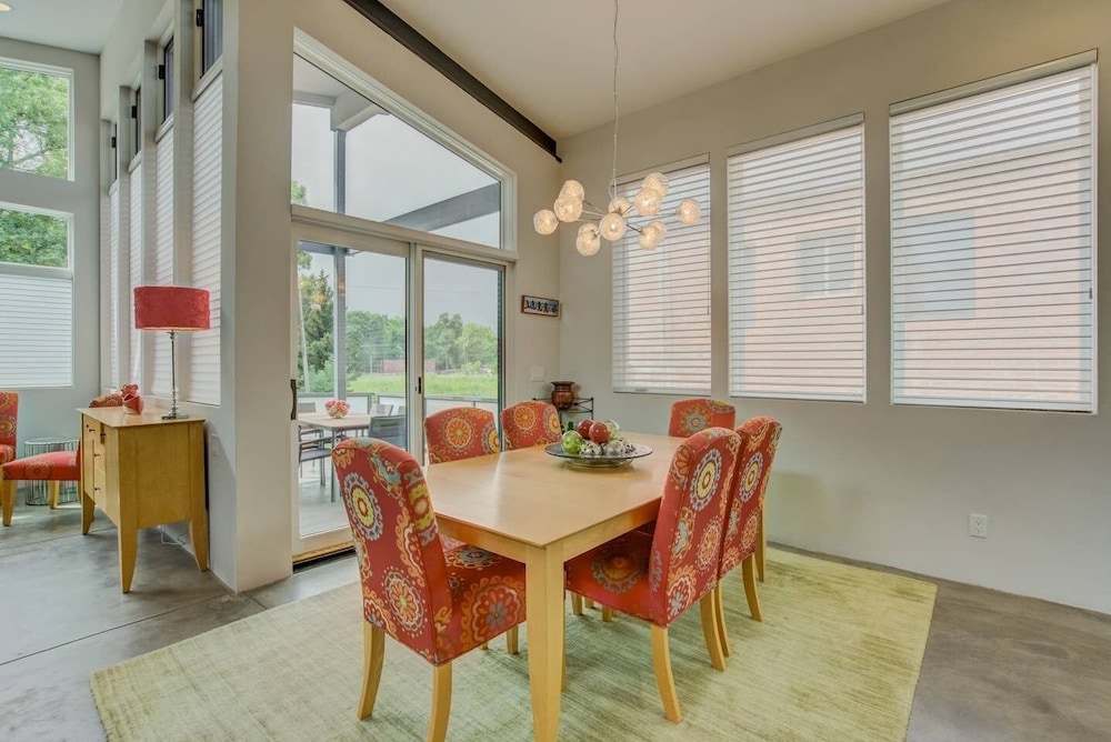 3BR Modern Marveldowntown Customprivate Balcony view 4
