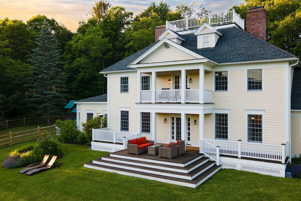 Sunny Pond by Avantstay Secluded Estate w a Private Pond Gym Movie Theater