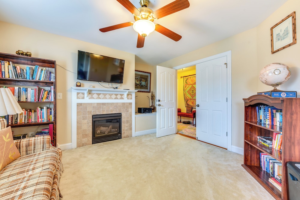 3 Mi to Carowinds: Retreat w/ On-site Fishing