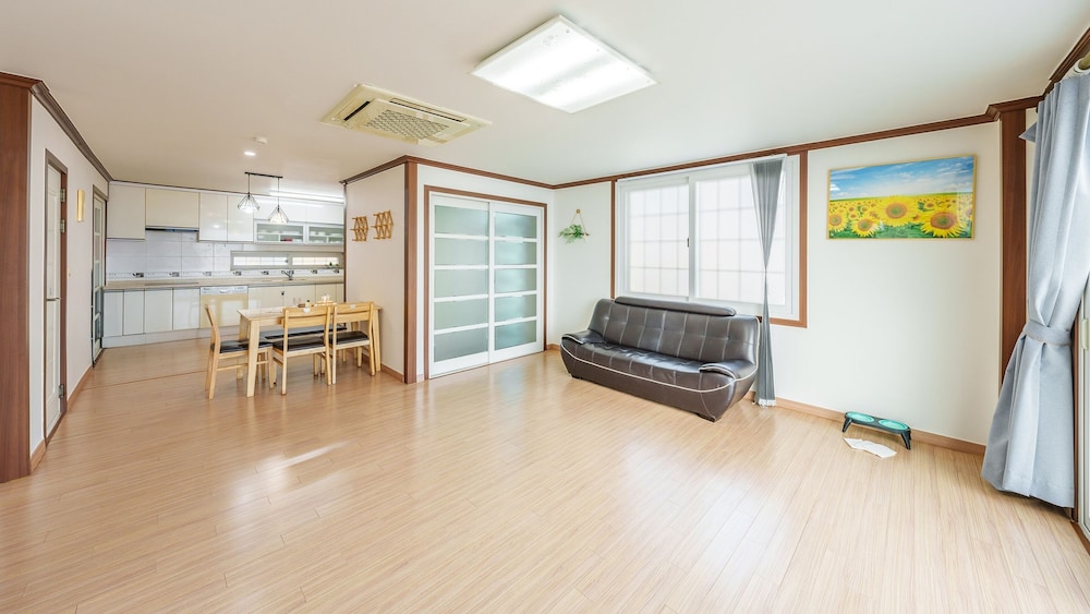 Geoje Kkachi and Santorini Pension
