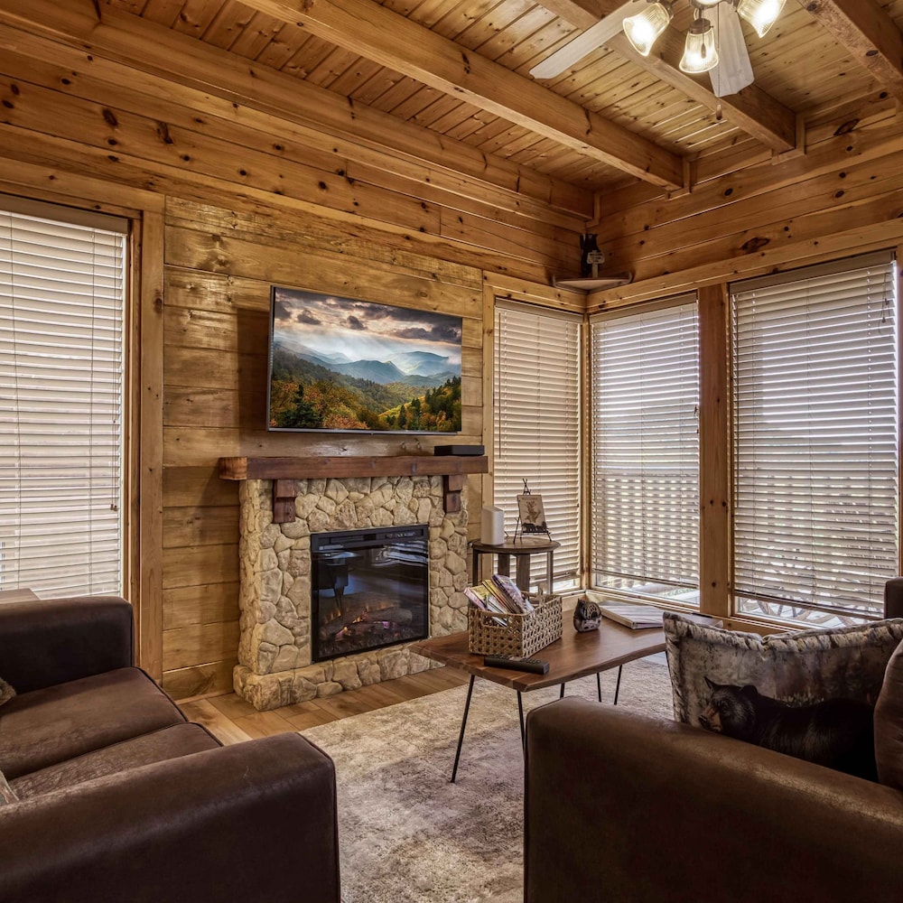 Awesome View Pool Hot Tub Game Room Fireplace