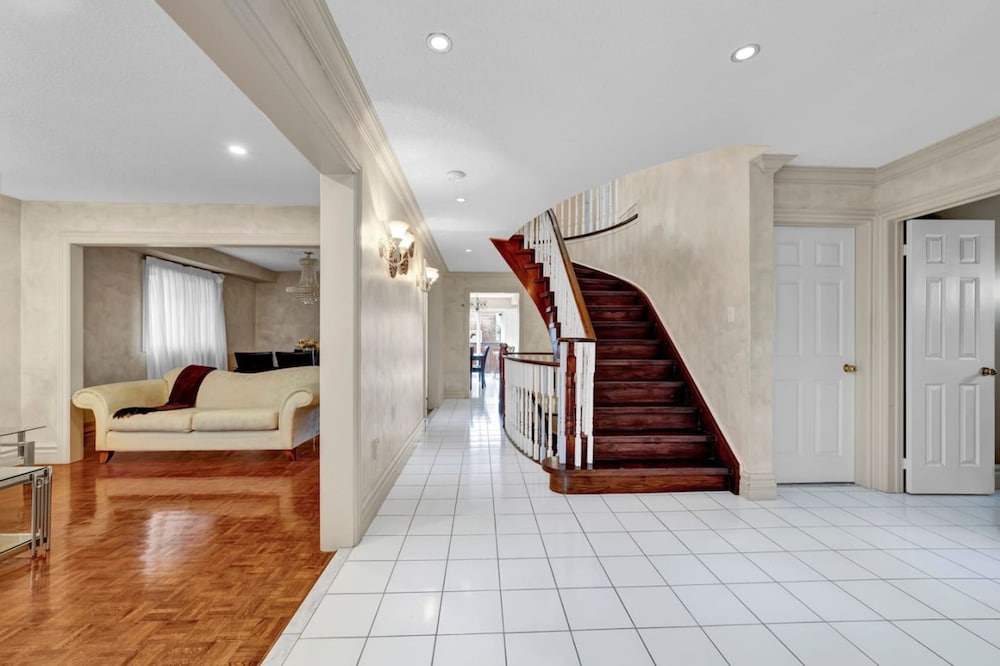 Mississauga Retreat Your Spacious 5-bedroom Home