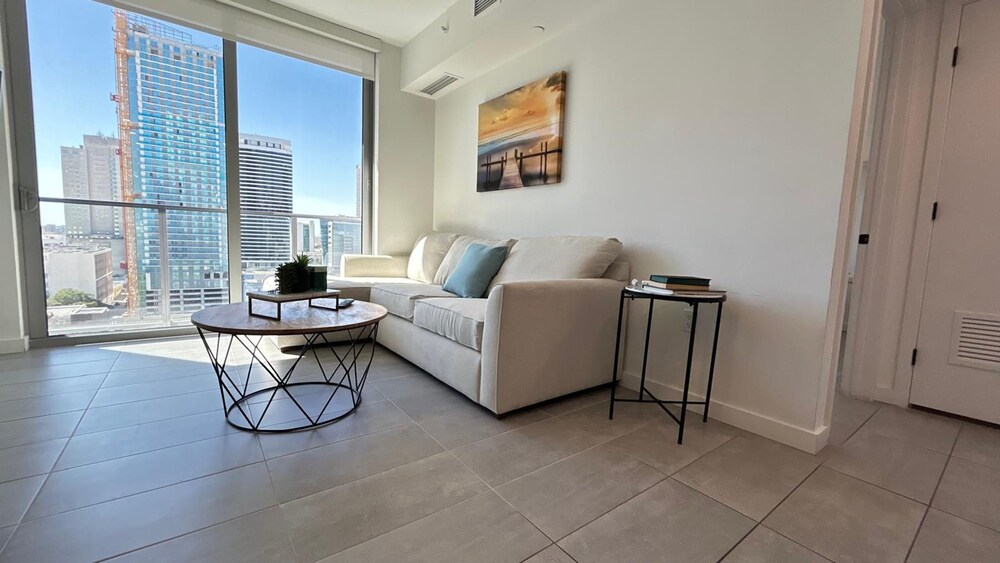 Relax Above Miami Skyline Views Gym Pool