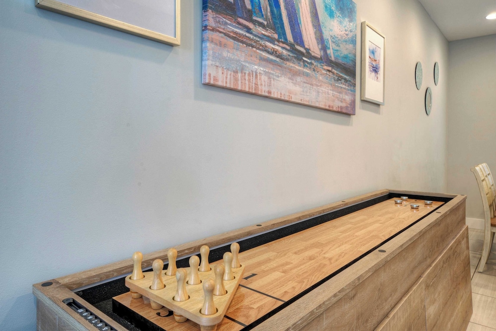 Sleeps 19 2 Homes w/ Pool, Foosball+shuffleboard Mins to the Beach + Shops