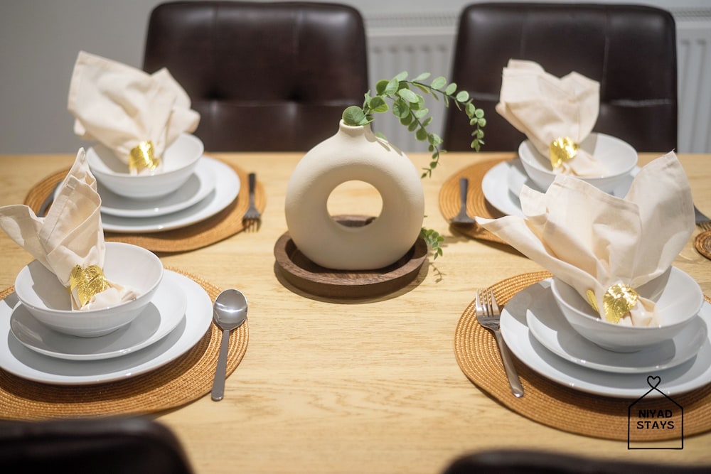 Hale Lodge, Beautiful 3 BR Home With Free Parking