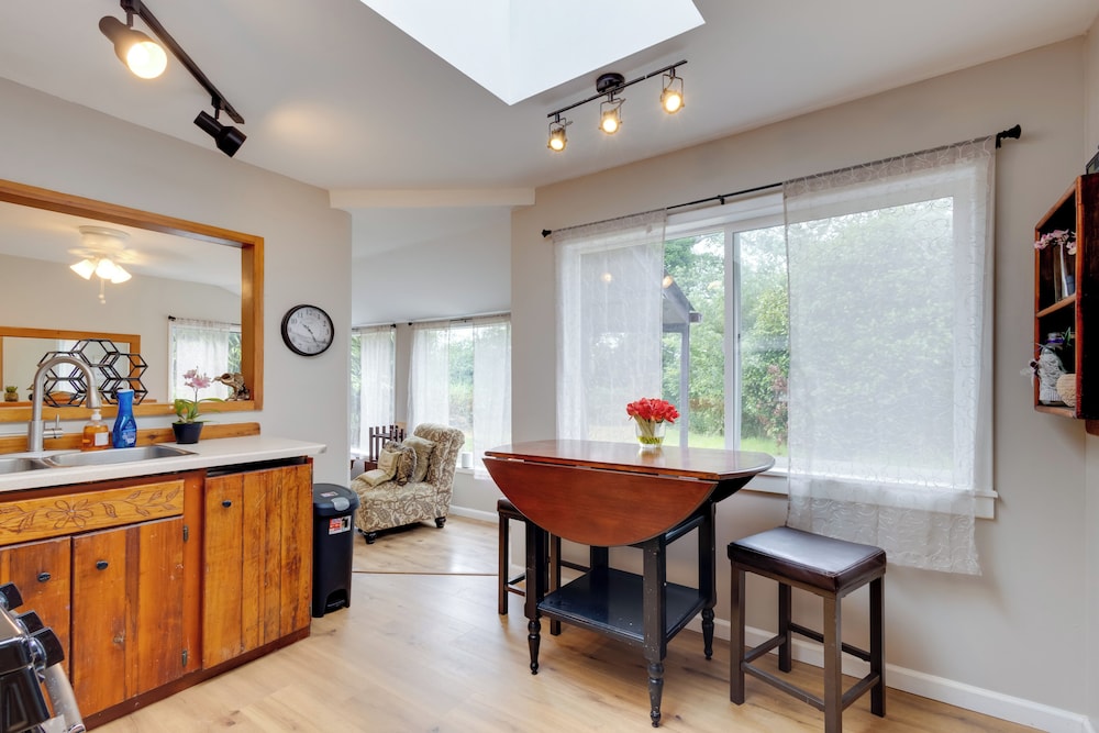 Walk to Main Avenue: Cozy Unit in Warrenton