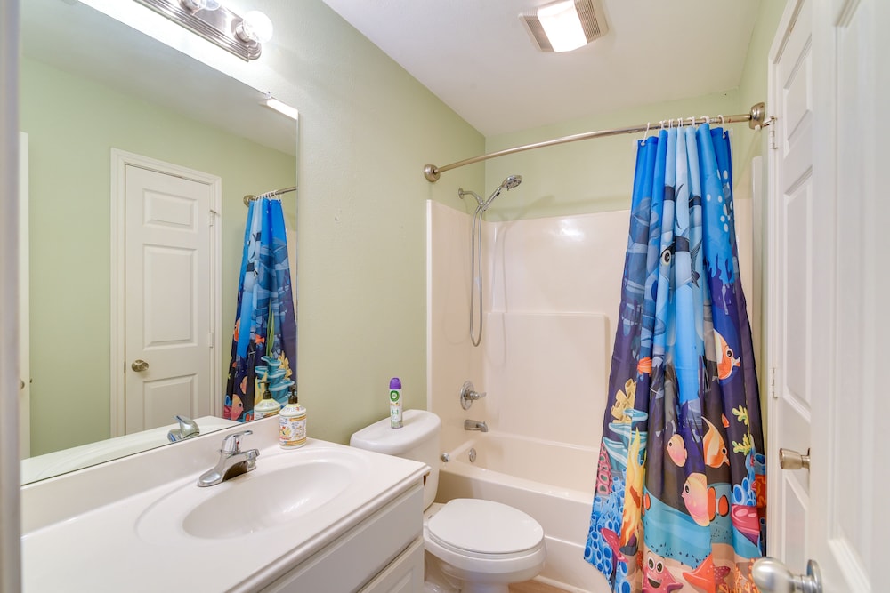 Galveston Getaway: Spacious Home < 1 Mi to Beaches