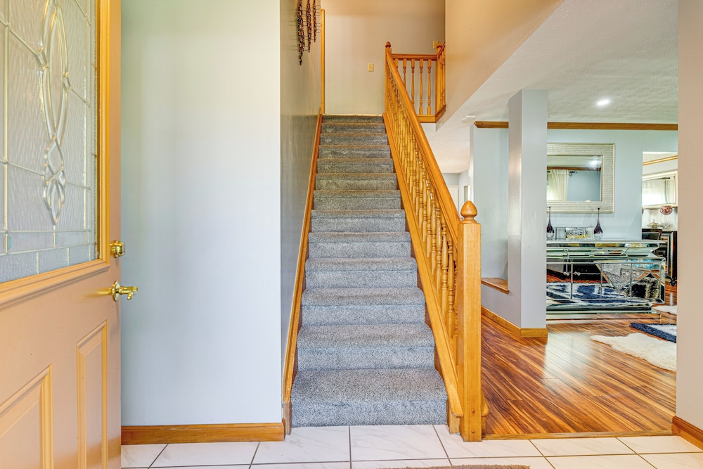 Families Welcome: Lake-view Home, 2 Mi to Gahanna!
